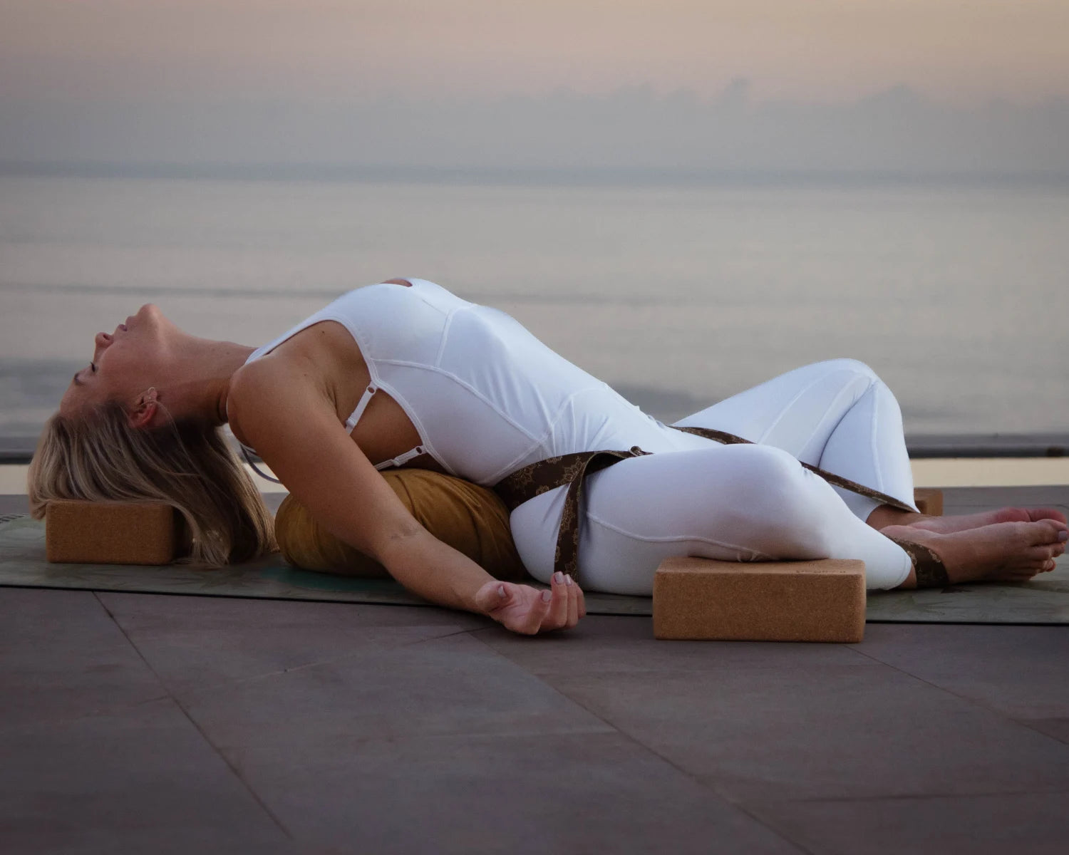 Yoga Restaurativo: Qué es, Posturas y Beneficios
