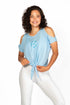Camiseta Tshirt Comfort con nudo en color celeste Ice Water de Yogimi. Camiseta holgada con diseño cómodo y frase bordada "Cuando nada esperas todo llega".
