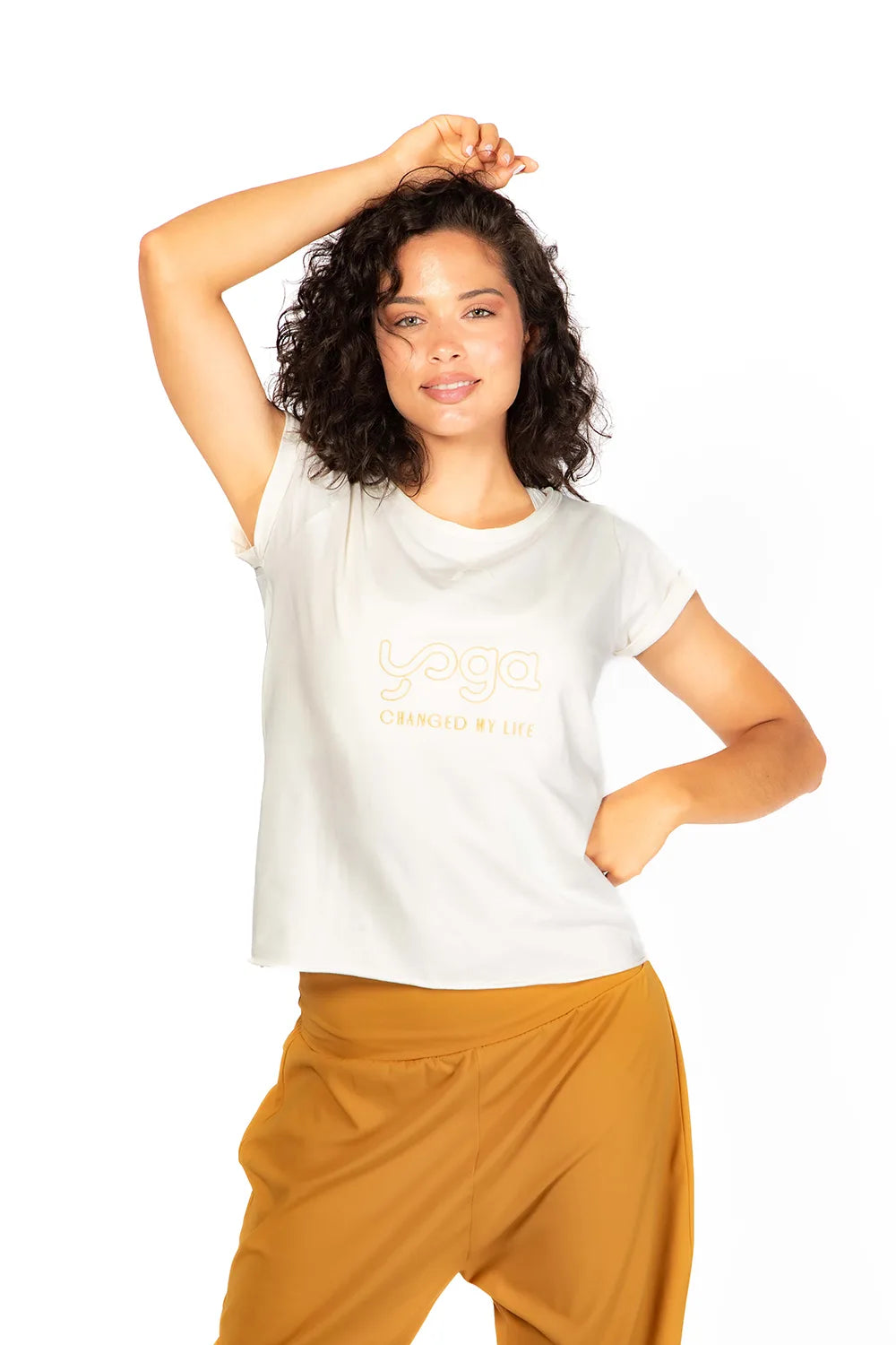 Camiseta Tshirt Yoga Changed, modelo básico en color blanco Coconut Milk de Yogimi. Camiseta manga corta homenaje a amantes del yoga. Bordada con la frase &quot;Yoga Changed My Life&quot;.