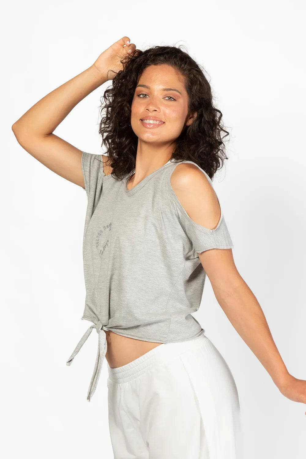 Camiseta Tshirt Comfort con aberturas en los hombros y nudo en la cintura. Color gris de Yogimi. Ideal para combinar con vaqueros o leggings.
