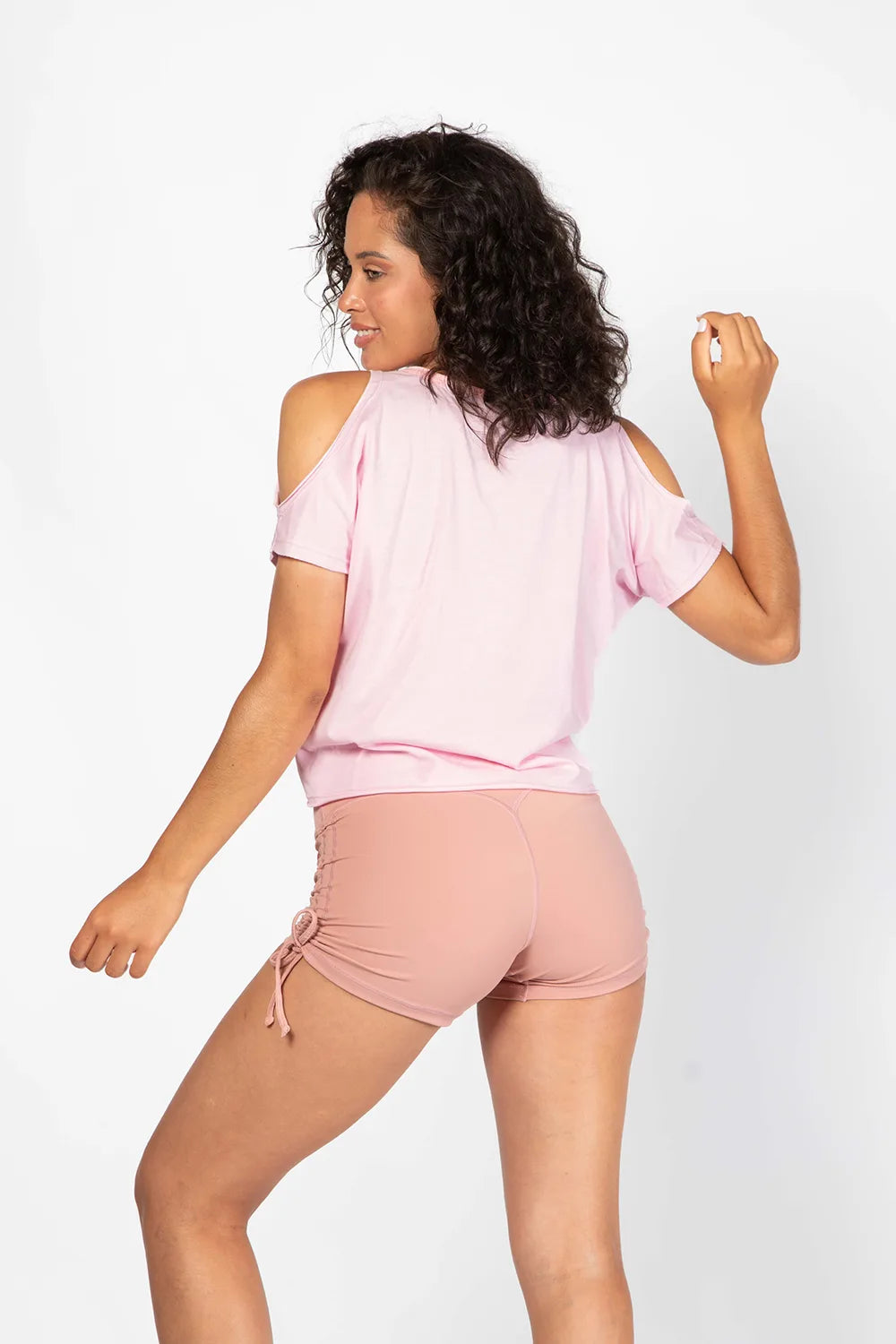 Camiseta Tshirt Comfort con aberturas en los hombros y nudo en la cintura. Color rosa de Yogimi. Ideal para combinar con vaqueros o leggings.