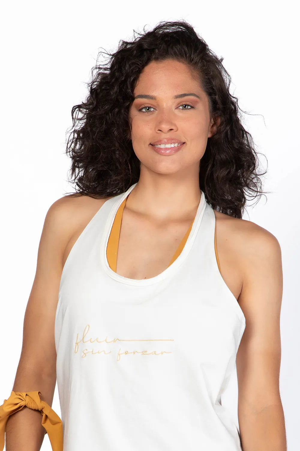Camiseta tirnates estilo nadadora con bordado delantero con frase &quot;Fluir sin forzar&quot;. Camiseta en color blanco Coconut Milk de Yogimi.