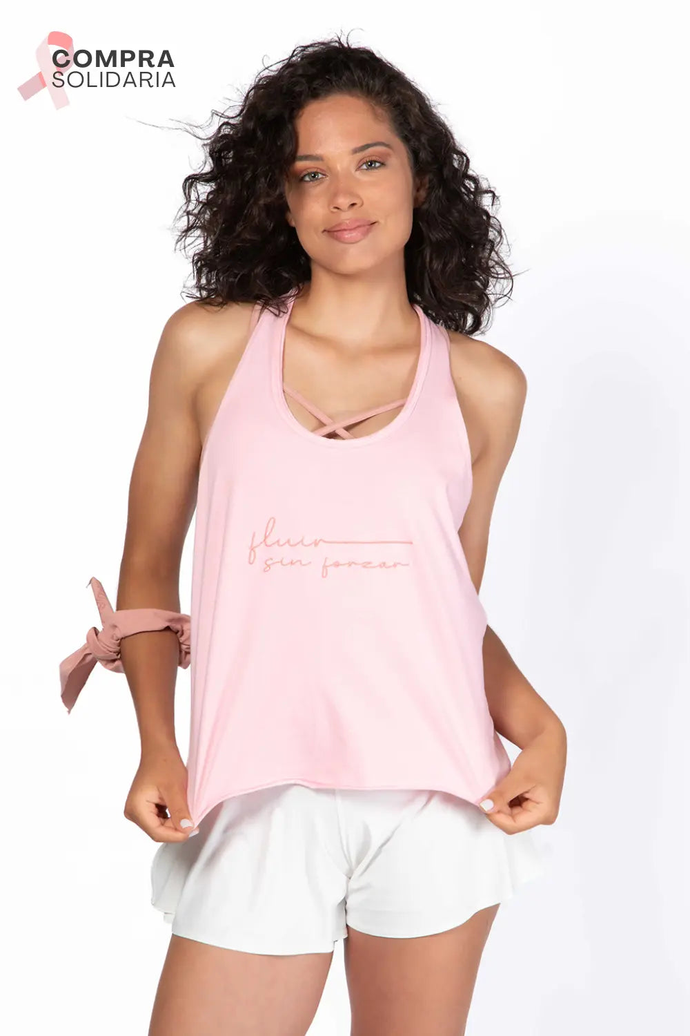 Camiseta Fluir Tank, modelo estilo nadadora en color rosa Rose Shadow de Yogimi. Camiseta tirantes holgada con mantra &quot;Fluir sin forzar&quot;.