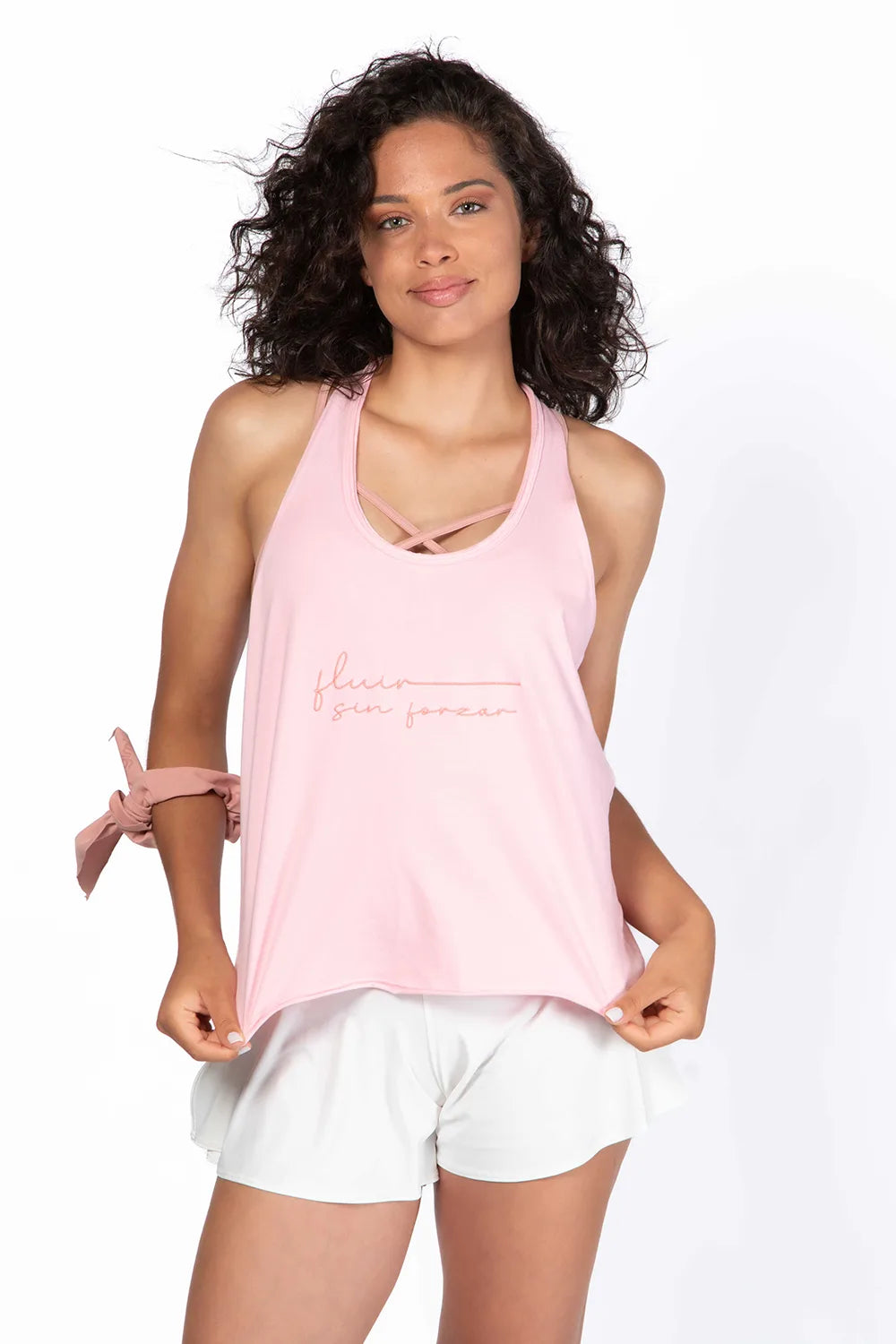 Camiseta Fluir Tank, modelo estilo nadadora en color rosa Rose Shadow de Yogimi. Camiseta tirantes holgada con mantra &quot;Fluir sin forzar&quot;.