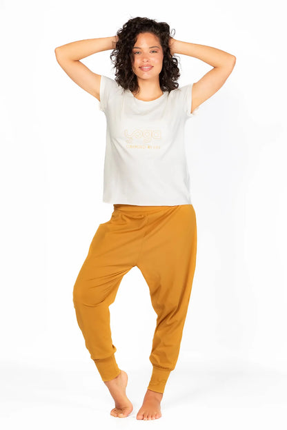 Camiseta manga corta básica con bordado delantero con frase &quot;Yoga Changed my life&quot;. Camiseta en color blanco Coconut Milk de Yogimi.