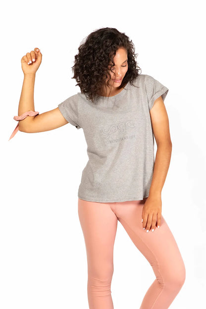 Camiseta Tshirt Yoga Changed, modelo básico en color gris Quiet Gray de Yogimi. Camiseta manga corta homenaje a amantes del yoga. Bordada con la frase &quot;Yoga Changed My Life&quot;.