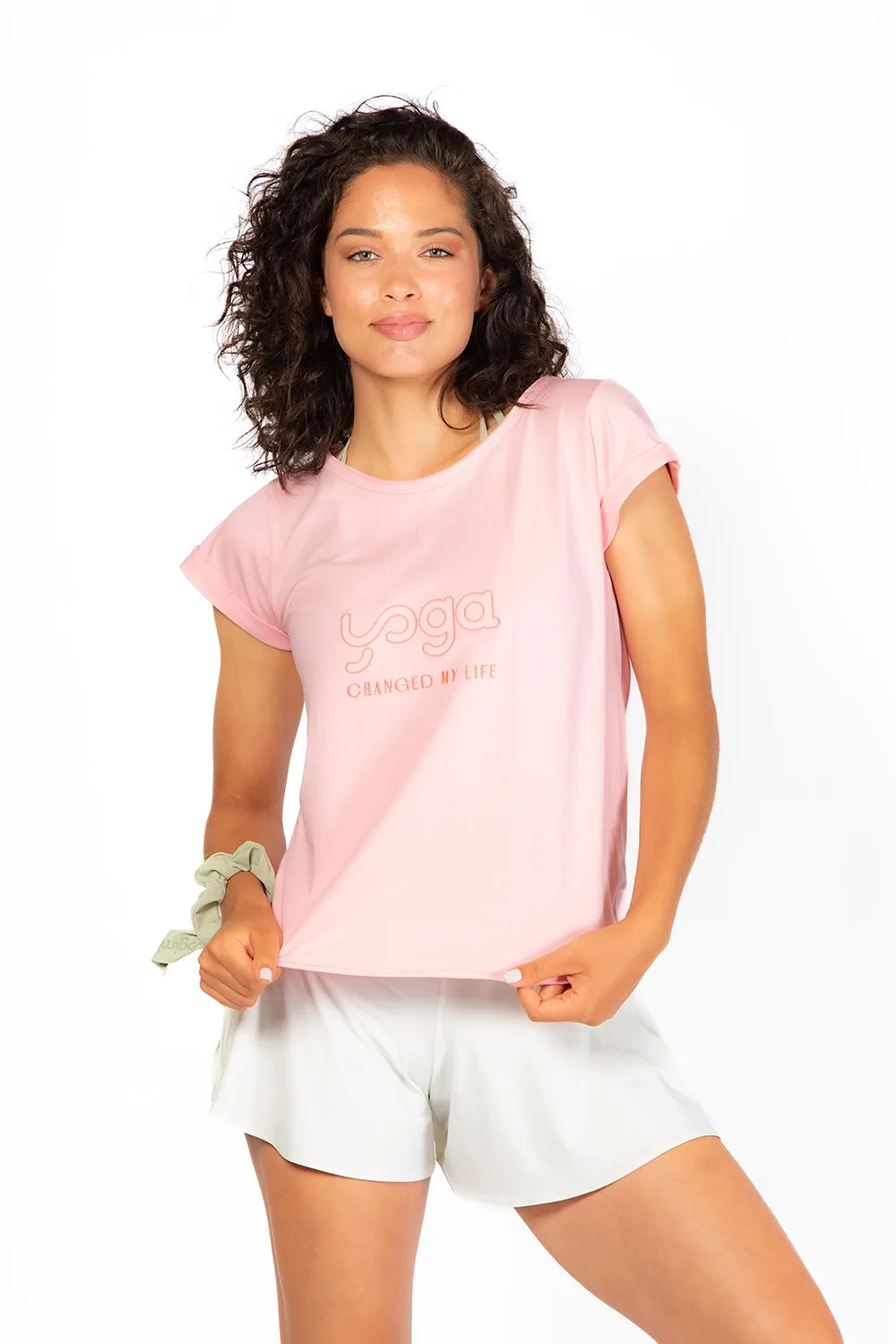 Camiseta Tshirt Yoga Changed, modelo básico en color rosa Rose Shadow de Yogimi. Camiseta manga corta homenaje a amantes del yoga. Bordada con la frase &quot;Yoga Changed My Life&quot;.