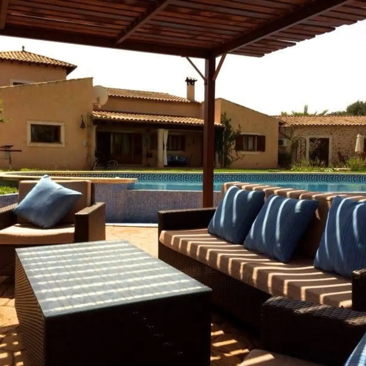 casa-mallorca-sa-fita-sofas-piscina.webp__PID:cf1eb975-601e-4f86-b11f-acf6d74c2d82