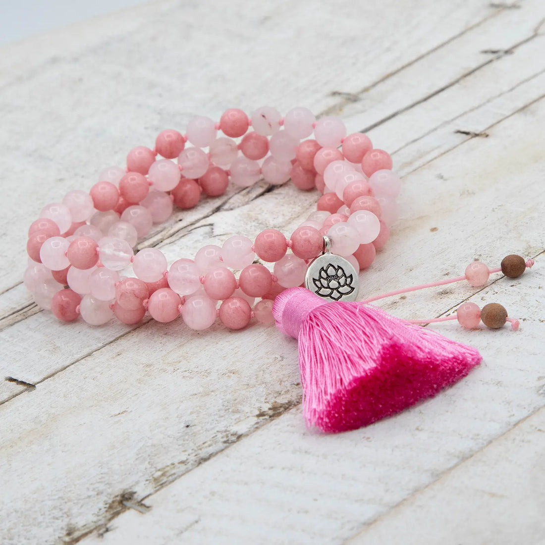 Collar de meditación de cuarzo rosa y ágata rosa con borla de seda rosa y detalle de medalla de flor de loto en plata de ley de Yogimi.