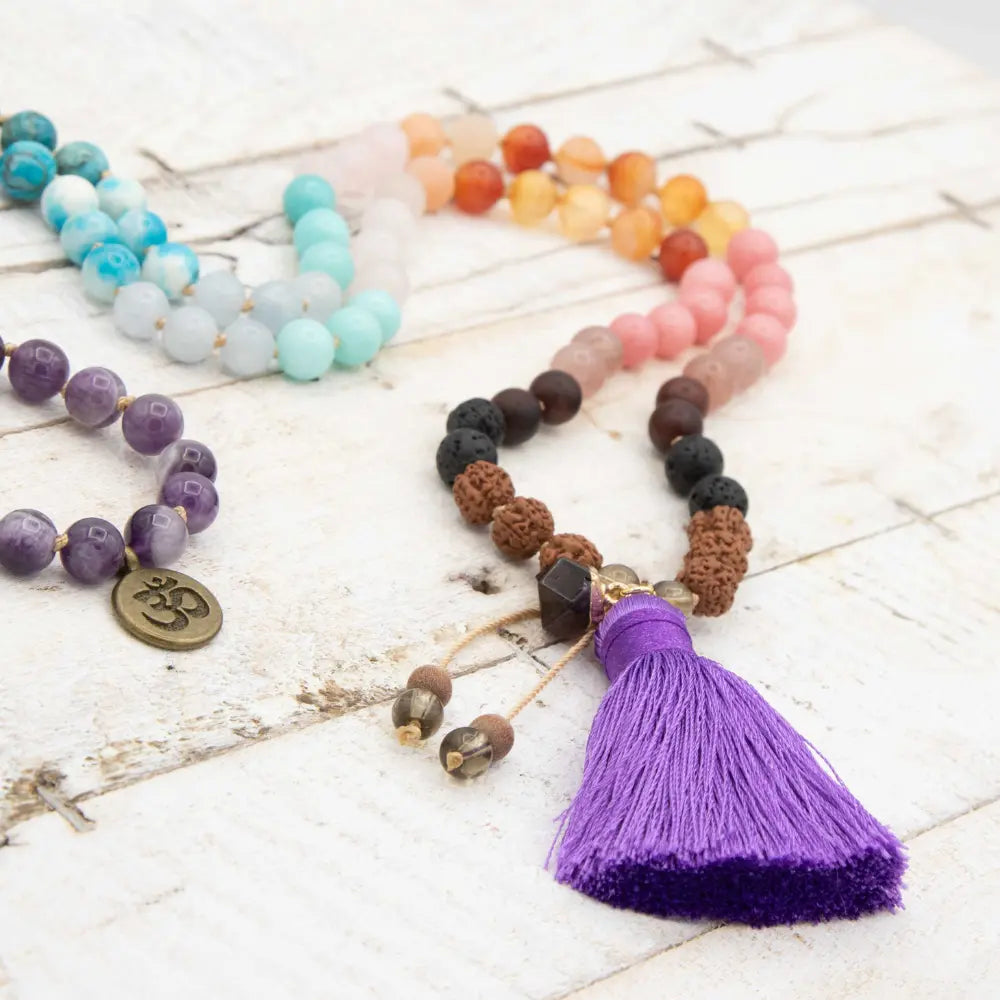 Comprar Japa Mala de Amatista, Amazonita, Semillas de Bodhi, Cornalina, Cuarzo Rosa y piedra volcánica y borla de seda morada. Japa 7 CHAKRAS de Yogimi.