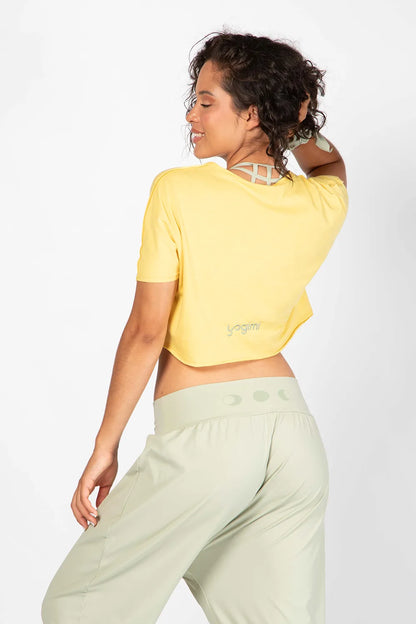 Camiseta corta y holgada en color amarillo de Yogimi. Crop Top Lemon Zest ideal para combinar con vaqueros o leggings.