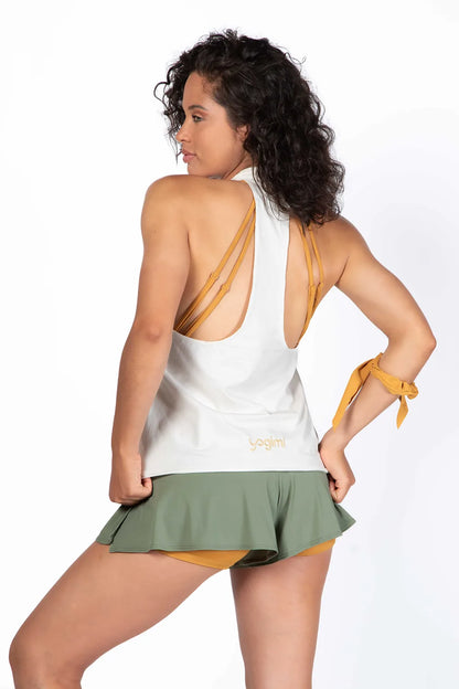 Camiseta Fluir Tank de tirantes en color blanco de Yogimi. Un básico deal para combinar con cualquier prenda.