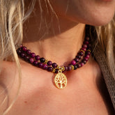 Collar Japa Mala elástico de Sugilita con detalles de oro de 18k