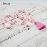 Japa mala de meditación de cuarzo rosa y ágata rosa con borla de seda rosa y detalle de medalla de flor de loto en plata de ley de Yogimi.