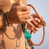 Meditar con Japa Mala de sándalo y amazonita con detalles chapados en oro y borla de seda color turquesa