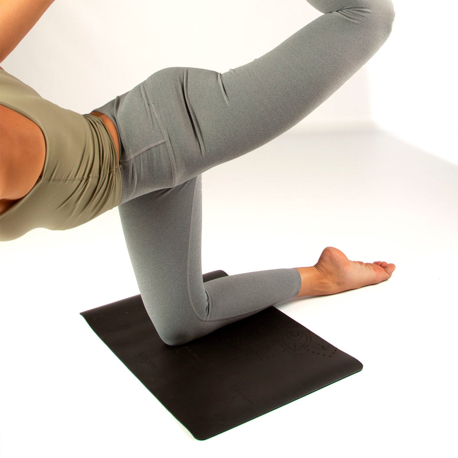Comprar pad para yoga. Mini esterilla antideslizante en color negro con mandala. Patry Montero Yogimi. 