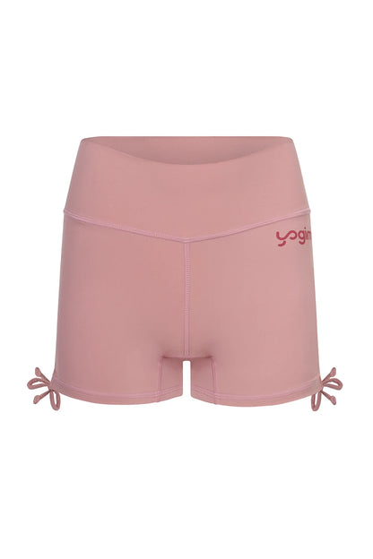 Silueta de pantalones cortos de yoga de Yogimi en color rosa. Costuras planas y fruncido lateral con lazo. Modelo Surya Mellow Rose
