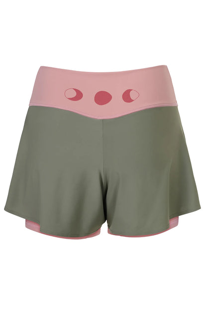 Silueta de pantalones cortos de yoga de Yogimi en color rosa con capa verde. Modelo Prana Mellow Rose-Green