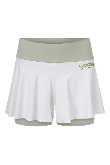 Silueta de pantalones cortos de yoga de Yogimi en color verde con capa blanca. Modelo Prana Laurel Green-White