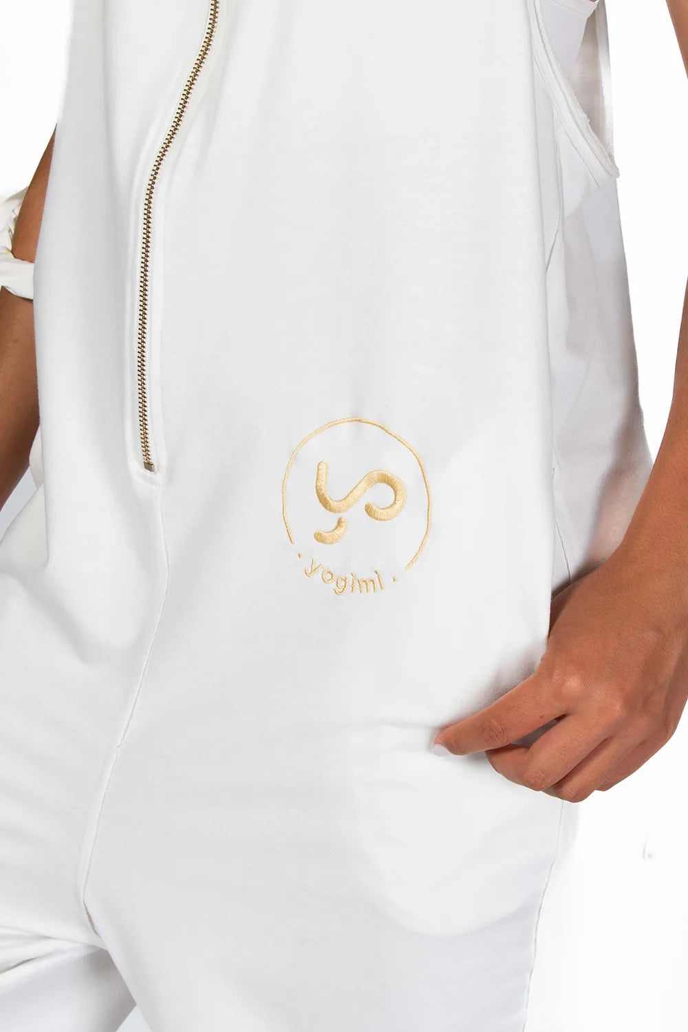 Detalle logo bordado delantero de Peto Freedom oversize en color blanco de Yogimi. Peto Freedom Coconut Milk de Yogimi