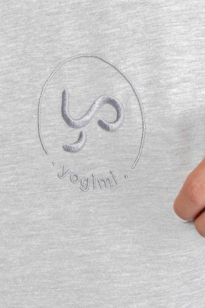 Detalle logo bordado delantero de Peto Freedom oversize en color gris de Yogimi. Peto Freedom Quiet Gray de Yogimi