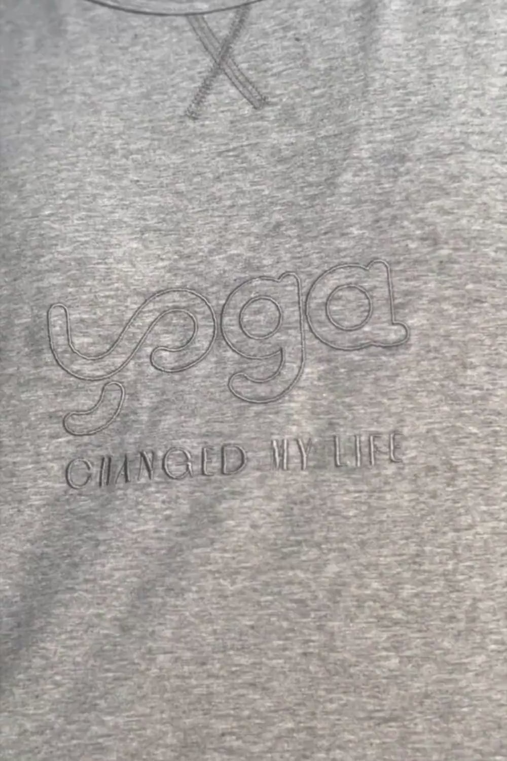 Camiseta Yoga Changed, modelo básico en color gris Quiet Gray de Yogimi. Camiseta manga corta homenaje a amantes del yoga. Bordada con la frase &quot;Yoga Changed My Life&quot;.