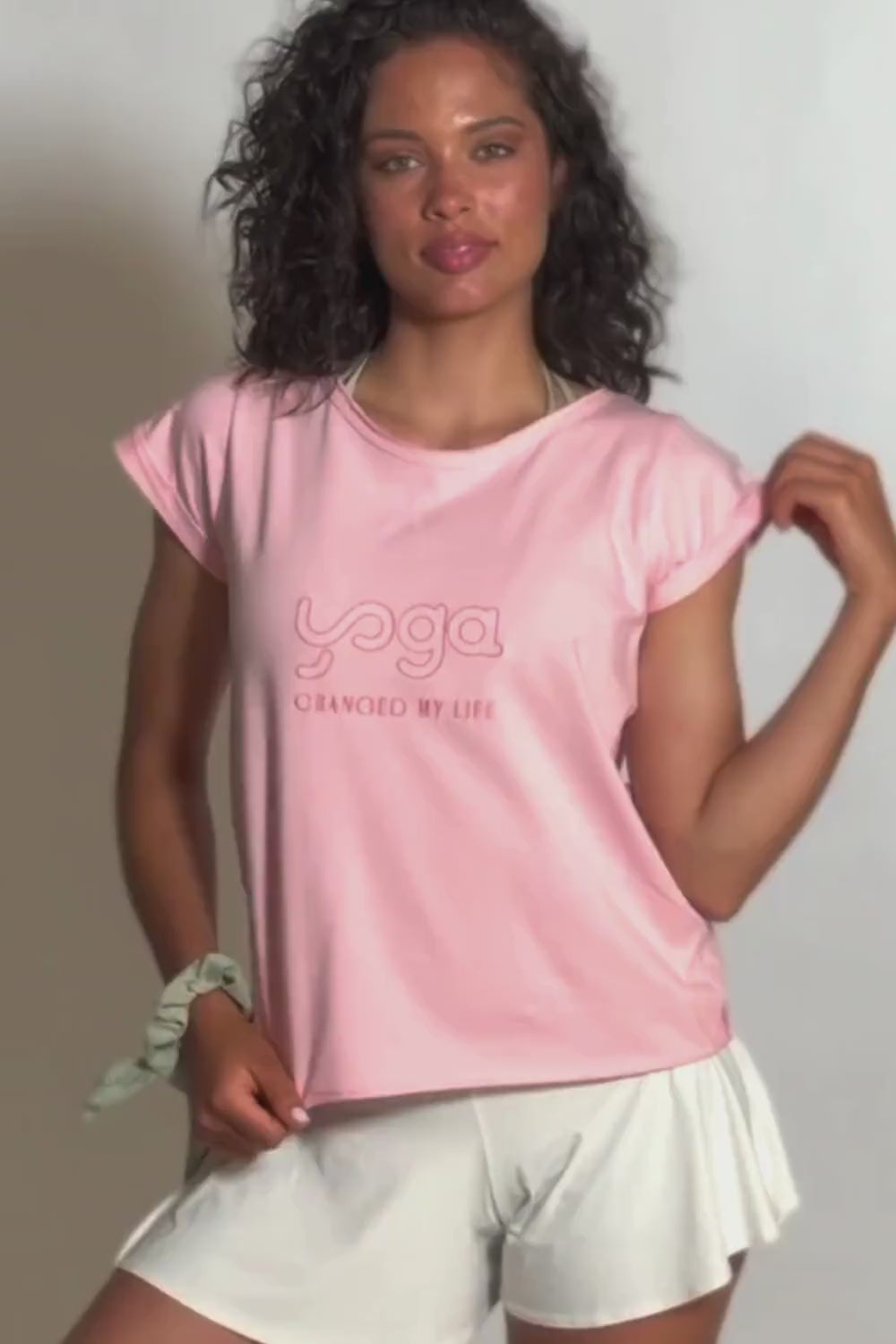 Camiseta Yoga Changed, modelo básico en color rosa Rose Shadow de Yogimi. Camiseta manga corta homenaje a amantes del yoga. Bordada con la frase "Yoga Changed My Life".