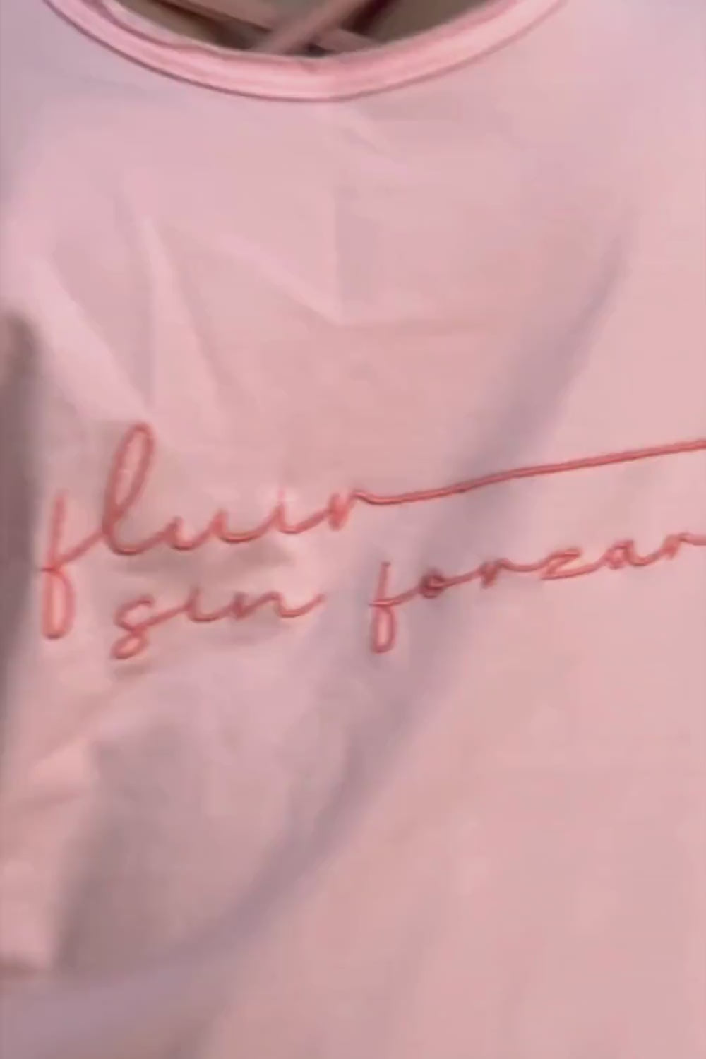 Camiseta Fluir Tank, modelo estilo nadadora en color rosa Rose Shadow Yogimi. Camiseta tirantes holgada con mantra &quot;Fluir sin forzar&quot;.