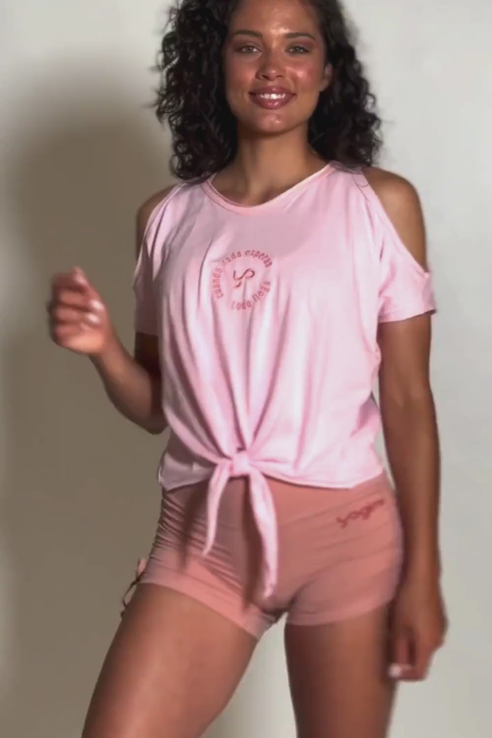 Camiseta Tshirt Comfort con nudo en color rosa Rose Shadow Yogimi. Camiseta holgada con diseño cómodo y frase bordada "Cuando nada esperas todo llega".