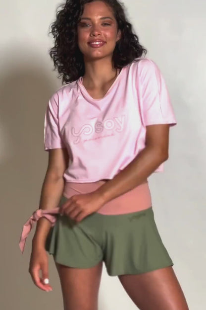 Crop Top Rose Shadow ideal para combinar con vaqueros o leggings. Camiseta corta y holgada en color rosa con frase bordada YO SOY PRIORIDAD de Yogimi. 