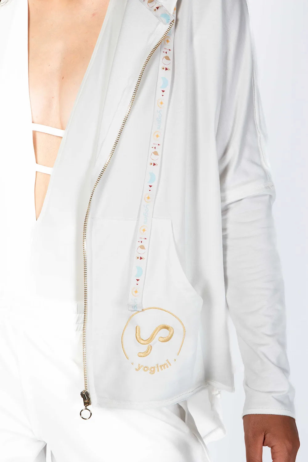 La sudadera del verano. Color blanco y bordados Yogimi con mantra Yo Soy Prioridad. Cinta de satén en gorro con diseño Yogimi. 