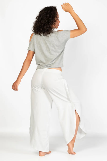 Camiseta en color gris de Yogimi. Ideal para combinar con vaqueros o leggings con aberturas en los hombros y nudo en la cintura. Tshirt Confort Quiet Gray de Yogimi