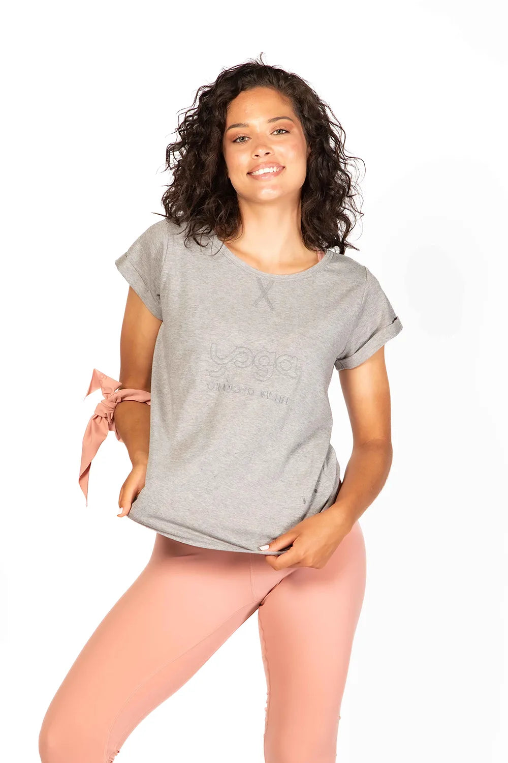 Tshirt Yoga Changed con bordado delantero con frase &quot;Yoga Changed my life&quot; . Color gris Quiet Gray de Yogimi.