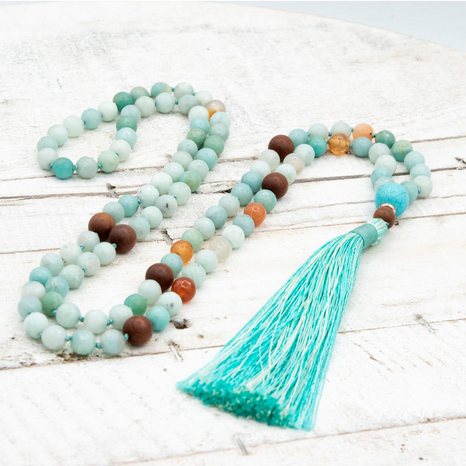Comprar Japa Mala de Cornalina, Turquesa, Amazonita y Sándalo de Patry Montero de Yogimi. Modelo Paz.