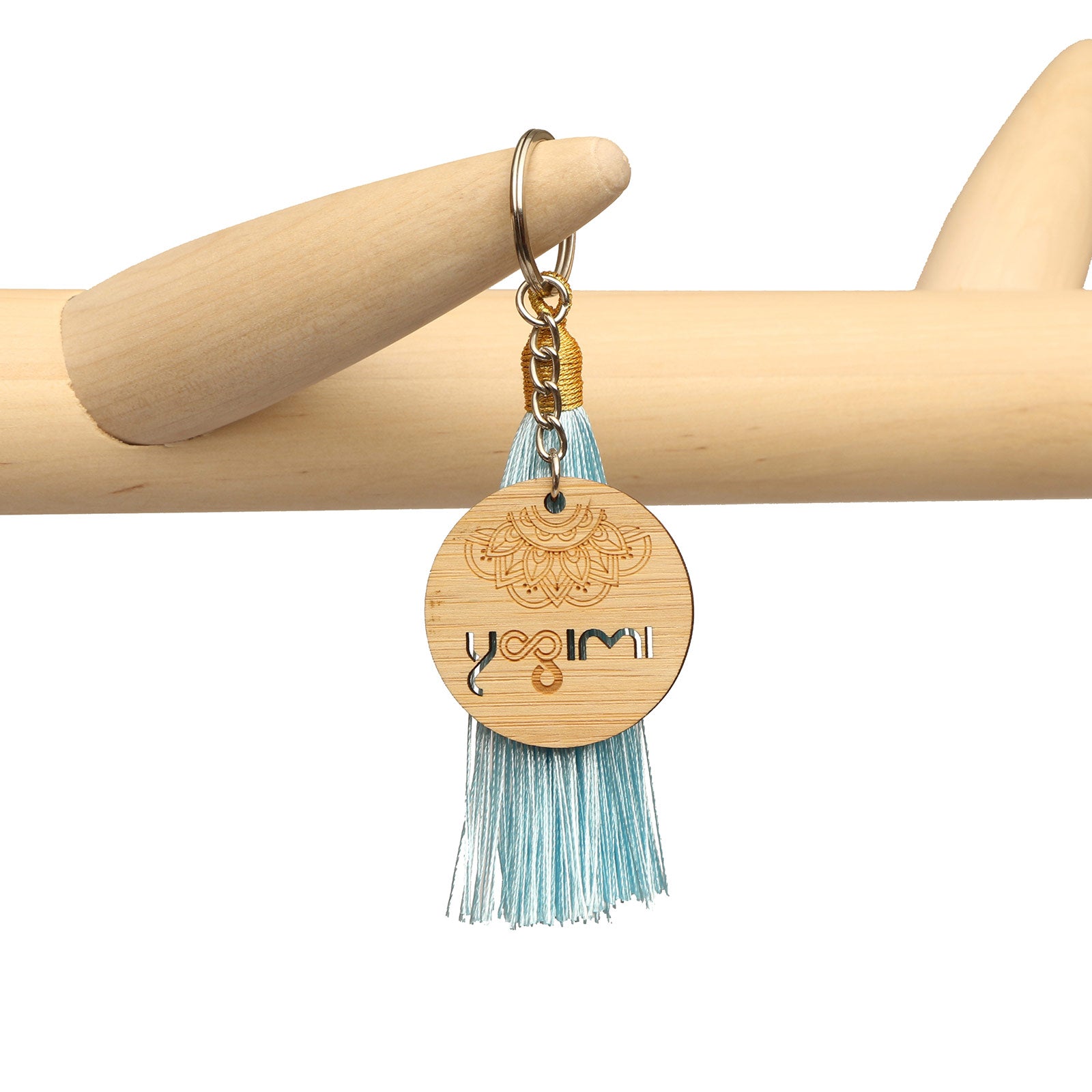 Llavero con borla de seda de color azul con detalle de madera de Yogimi.