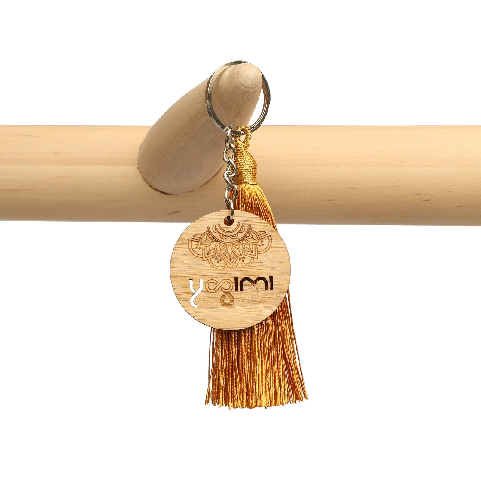 Llavero con borla de seda de color dorado con detalle de madera de Yogimi.