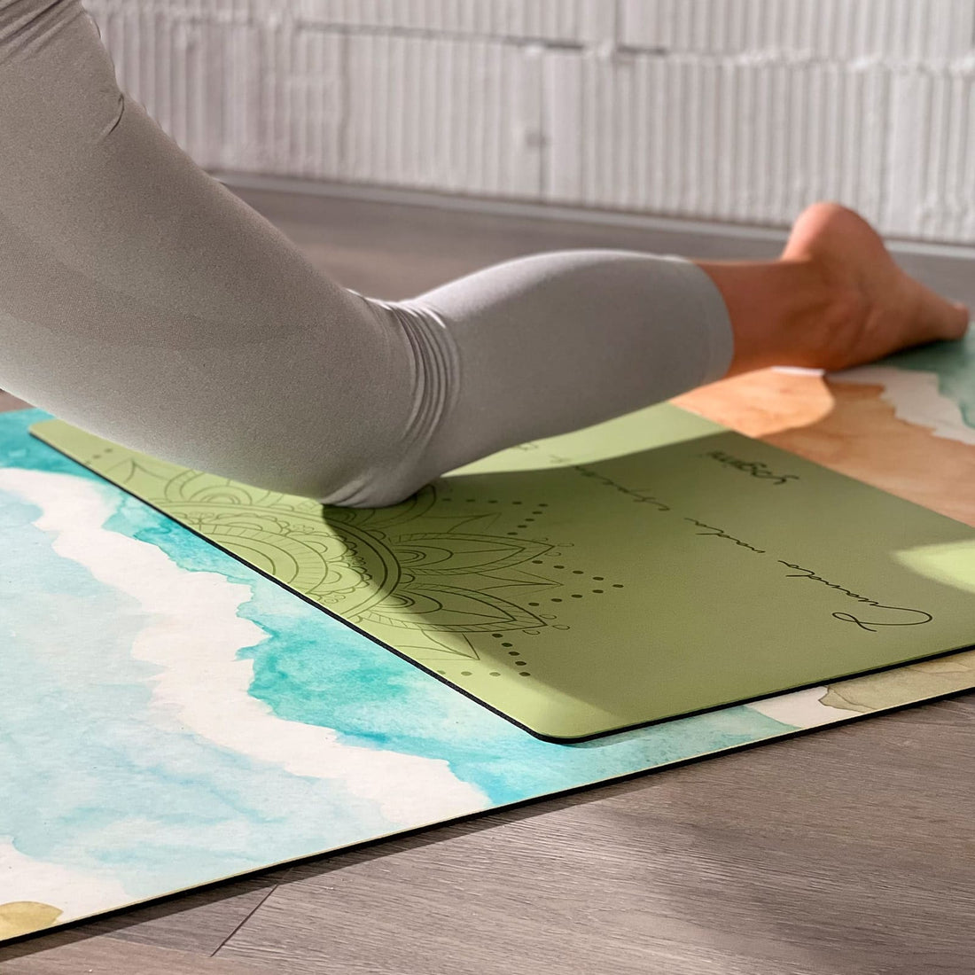 Comprar pad para yoga. Mini esterilla antideslizante en color verde con mandala. Patry Montero Yogimi. 