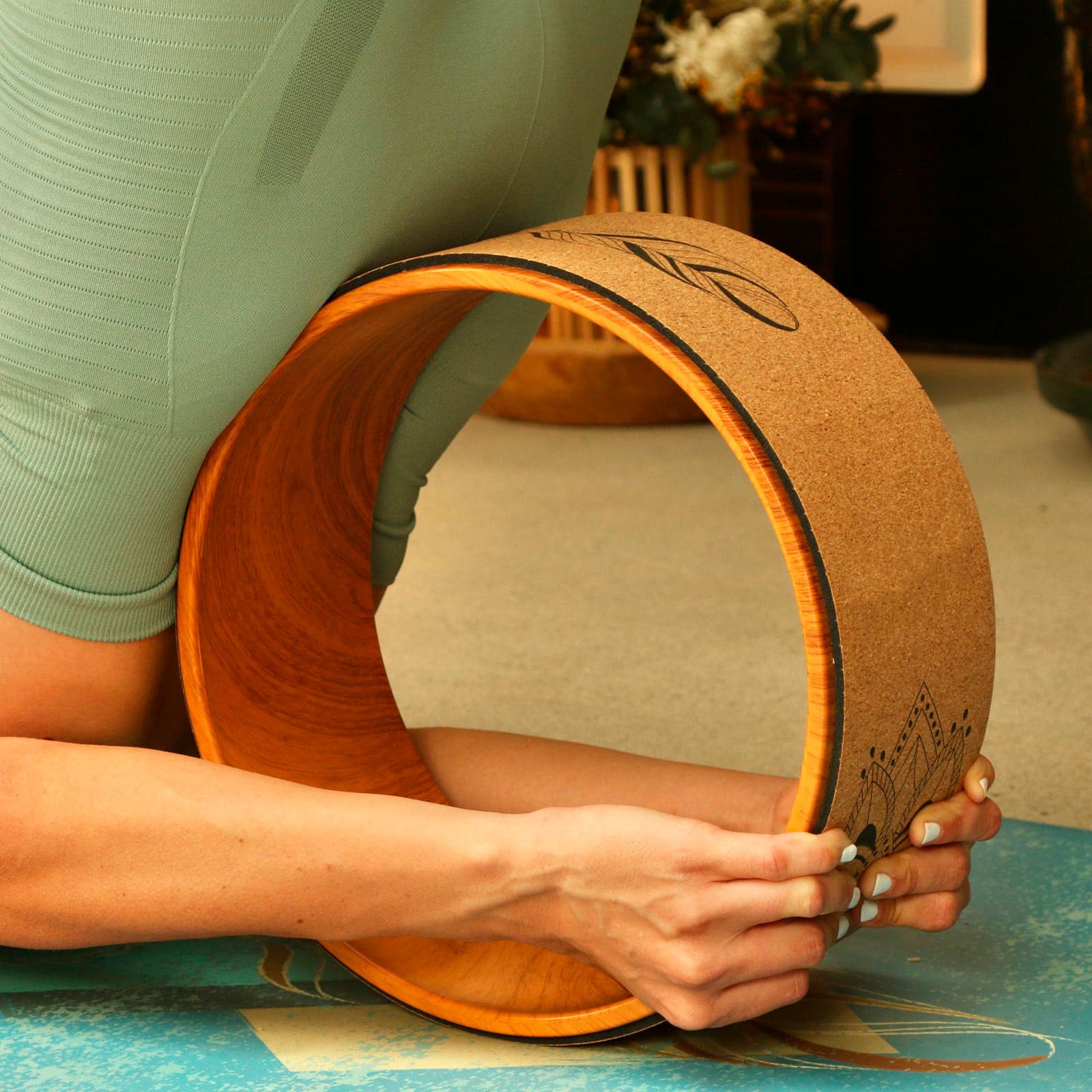Practicar yoga con rueda para yoga de corcho de yogimi. 