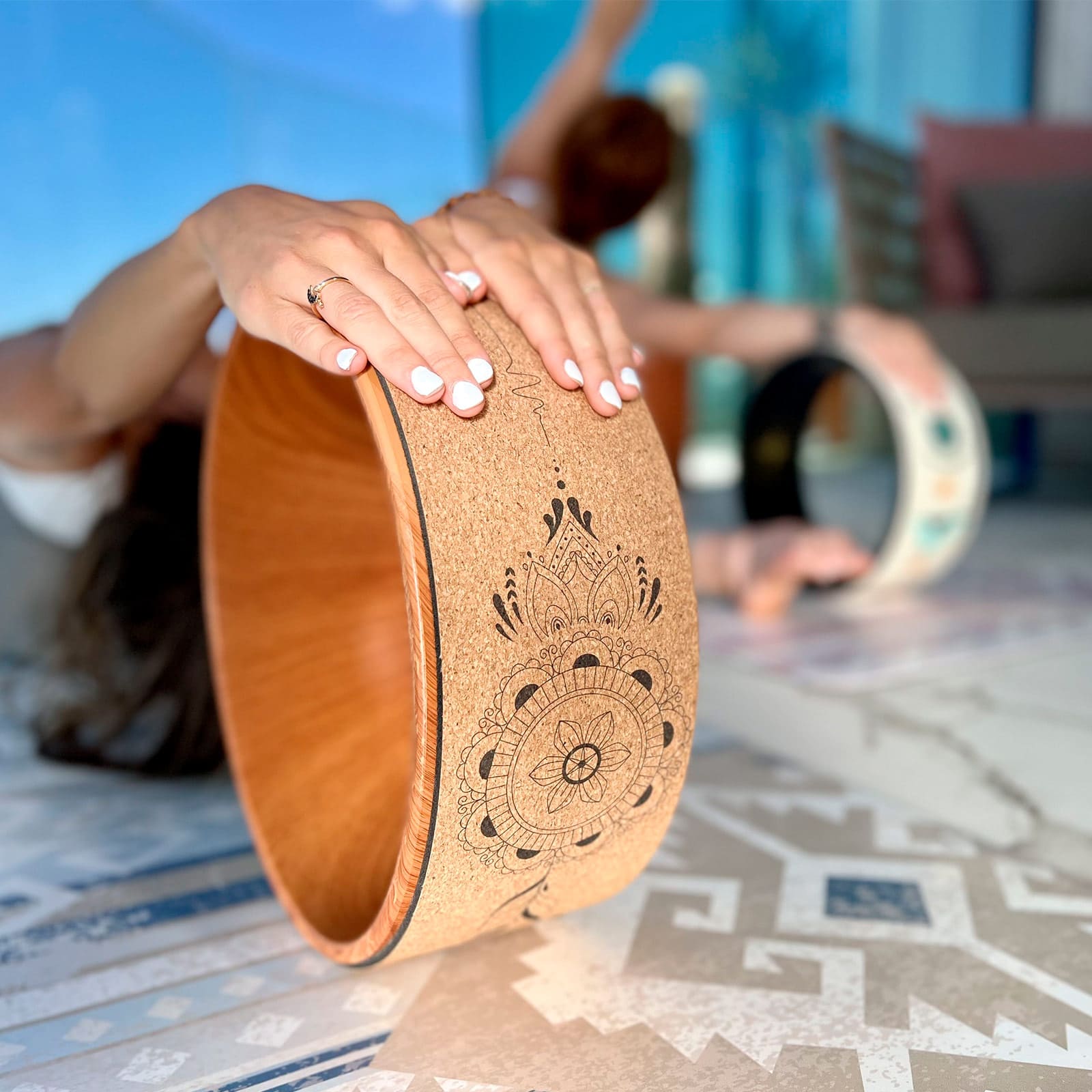 Yoga Wheel de corcho con diseño de Patry Montero de Yogimi.